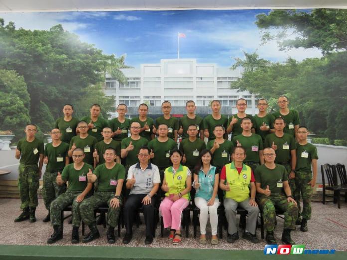 台中市軍友站長吳遠里及市議員劉淑蘭、執行長張家銨探訪入伍役男 （圖記者／陳應交攝 , 2017.07.05）