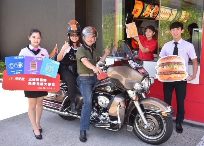 ▲台灣麥當勞宣布熟客券活動回歸，集滿三張可免費兌換大麥克漢堡，預估今年可換出40萬個漢堡，帶動1成來客數成長。（圖／麥當勞提供）