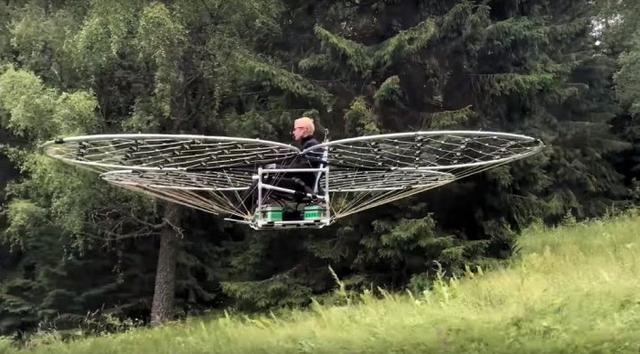 ▲Alex Borg買了76架無人機，將它們組裝成一張猶如「魔毯」的巨型飛行椅。（圖／翻攝自YouTube，下同）