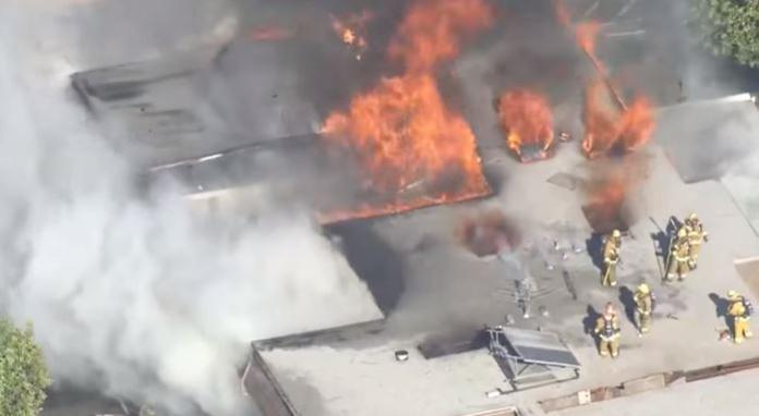 美國加州洛杉磯一座2層樓高公寓於當地時間4日發生大火，造成3名消防人員受傷。（圖／國際中心翻攝）