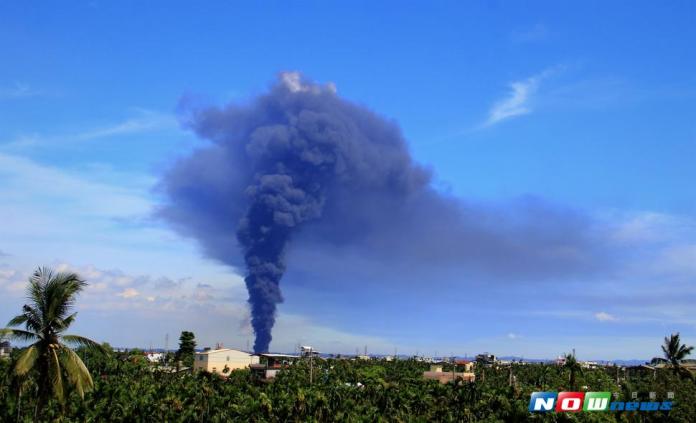 萬丹塑膠棧板工廠大火冒出的濃煙10幾公里遠在高雄都看的到。（圖／記者陳宗傑攝 , 2017.07.05）