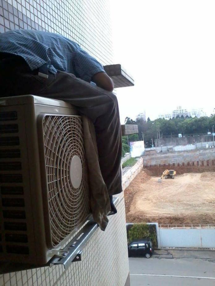 ▲冷氣安裝師傅有多辛苦，看這照片就知道。（圖／翻攝自爆怨公社）