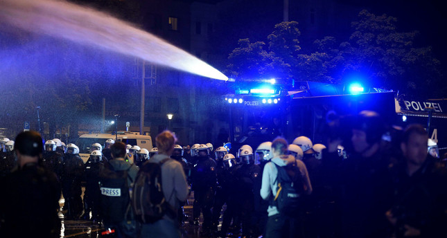 數千名抗議者於5日聚集在德國漢堡市抗議將召開的G20峰會，當局迅速派出防暴警察，並使用高壓水柱驅逐G20抗議者。（圖／翻攝自dailysabah.com）