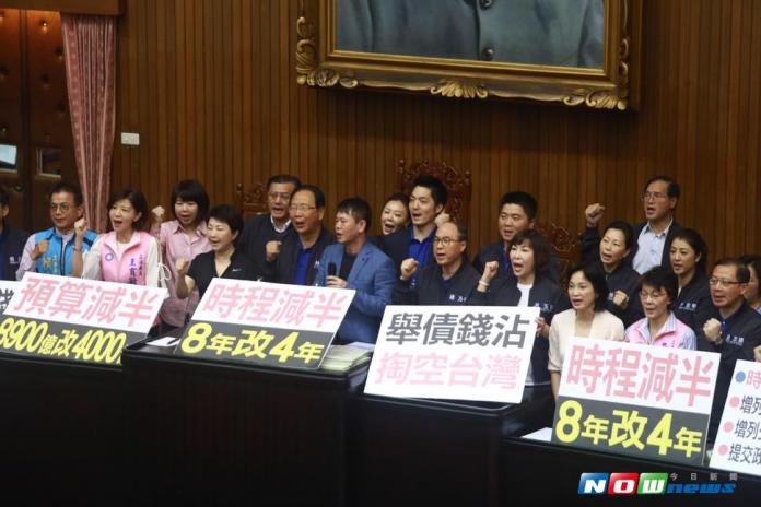 國民黨團今天早上清空主席台；國民黨團總召林德福表示，時程減半與預算規模減半，這是當初訴求，至於軌道建設疑慮，已經施作部分，納入前瞻計畫內，強烈要求不能超過預算規模三分之一。（圖／記者葉政勳攝 , 2017.7.5）