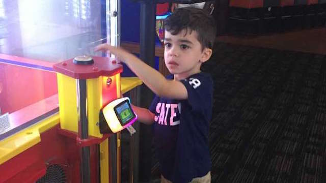 莎德（Saad）的兒子喬登（Jourdan）因罹患自閉症畏懼人群，遊樂場提早開門讓他安心玩。（圖／翻攝自goodnewsnetwork.org）