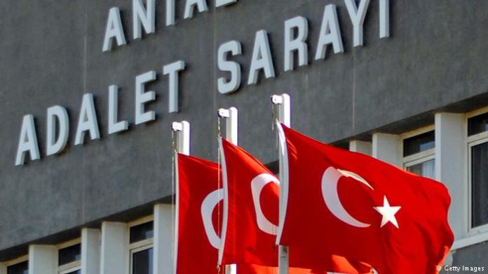 土耳其一個法庭在當地時間４日驚傳槍響，1名身分不詳的攻擊者用步槍槍擊1名警察致死後，又用同1把槍自殺。（圖／翻攝自DW）