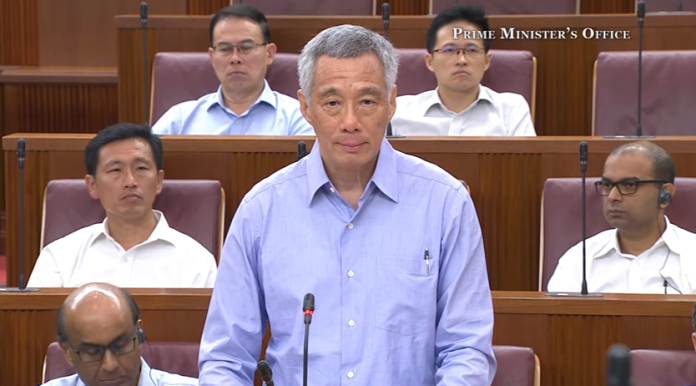 新加坡總理李顯龍在國會發表聲明，反駁弟妹對自己濫權的指控。（圖／翻攝自Youtube截圖 ）