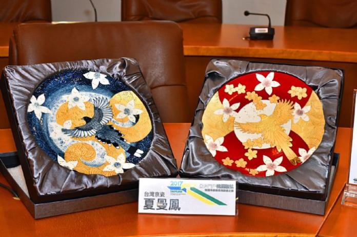 鄭文燦美西參訪將攜帶的伴手禮之一為台灣京瓷夏曼鳳設計的「領航起飛」瓷盤。（圖／桃園市政府提供 , 2017.07.04）