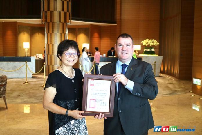 北台南家扶中心主任莊淑惠（左）致贈感謝狀給主辦單位。（圖／香格里拉提供，2017.07.04）