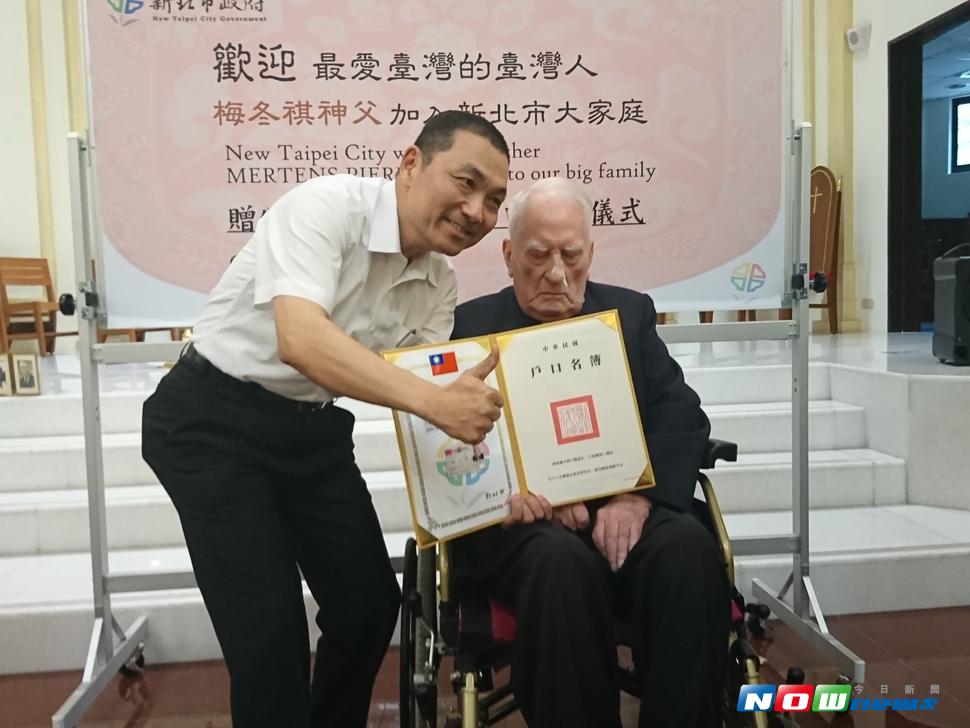 新北市政府4日頒發身分證及戶口名簿給比利時梅冬祺神父，成為新北市首位以特殊功勳取得身分證的外國人。（圖／記者陳志仁攝，2017.07.04）
