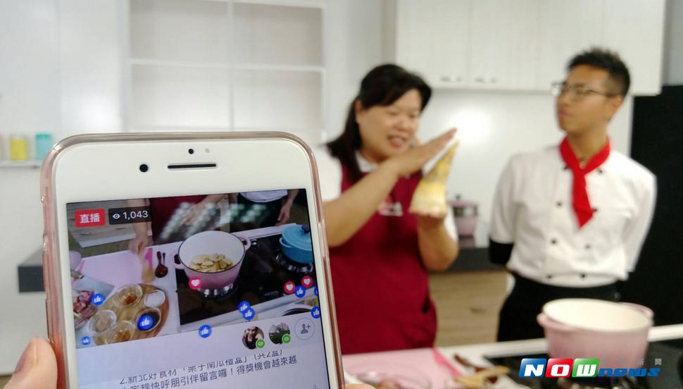 型男的公務員「阿中師」搭配八里區農會家政班義務指導員吳姐，教大家輕鬆做出「南瓜蒸子排」和「綠竹筍三杯雞」。（新北市政府新聞局提供）