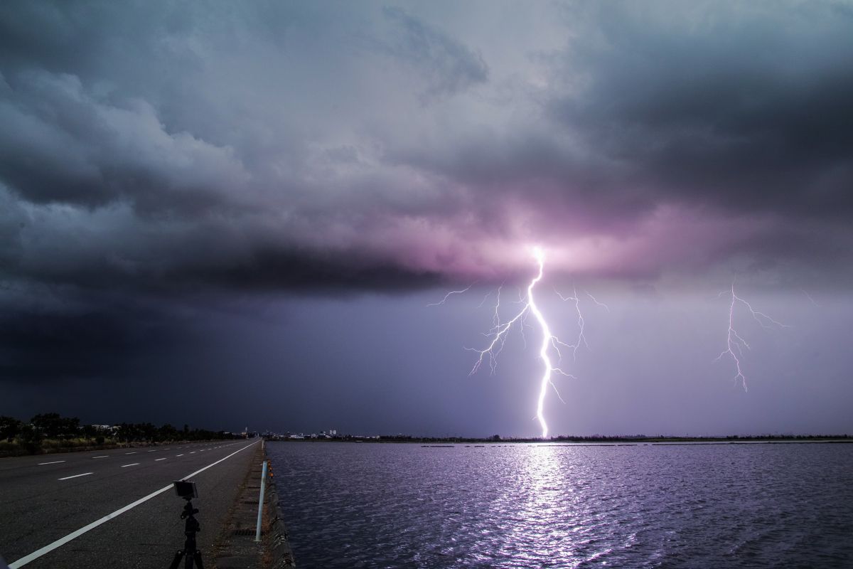 鄭明典表示，所有閃電發生前都有一道「前導閃」。（圖／翻攝自鄭明典臉書）