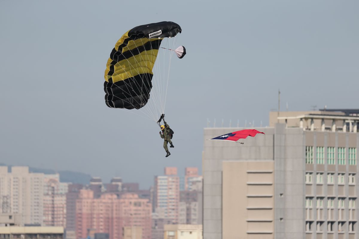 陸軍神龍小組4日搭乘CH-47直升機，由兩廳院廣場上空4500英呎高空躍下，為即將於8日登場的高中職儀隊競賽高空跳傘操演，先進行第一次預演。（圖／軍聞社 , 2017.7.4）