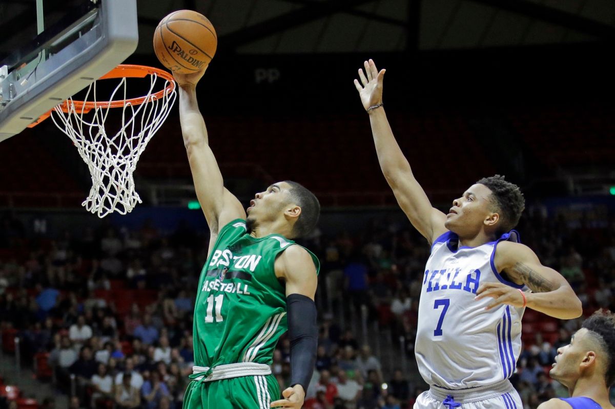 選秀狀元Markelle Fultz（右）和探花Jayson Tatum（左）的夏季聯賽首秀都有亮眼表現。（圖／美聯社／達志影像）