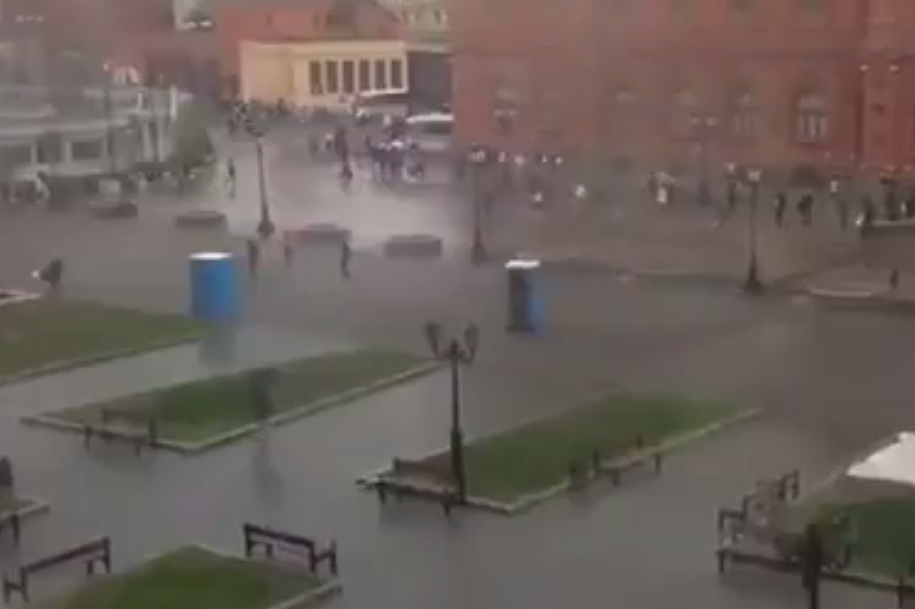 ▲強風吹動流動廁所，民眾嚇得紛紛閃避。（圖／翻攝自推特）