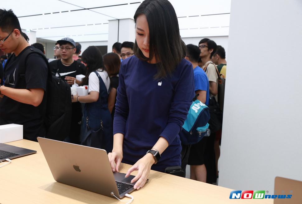 蘋果101直營店開幕，店員親切的和客人互動。（圖／記者葉政勳攝 , 2017.07.01）