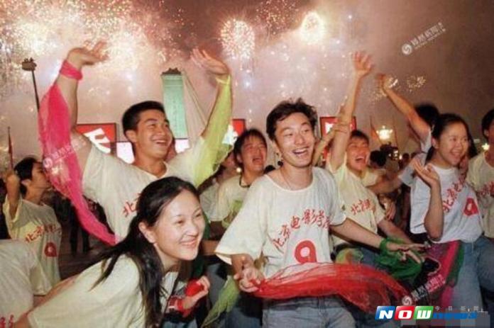 黃曉明20年前慶香港回歸青澀舊照曝光。