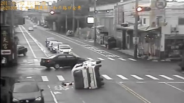 救護車被撞到當場翻覆路中央。（圖／社會中心翻攝）
