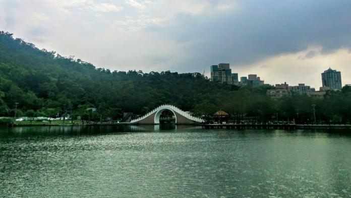 台北市內湖區大湖公園4日清晨驚傳女子落水，警消救起時已無呼吸心跳，並緊急將她送醫搶救。（圖／社會中心翻攝）
