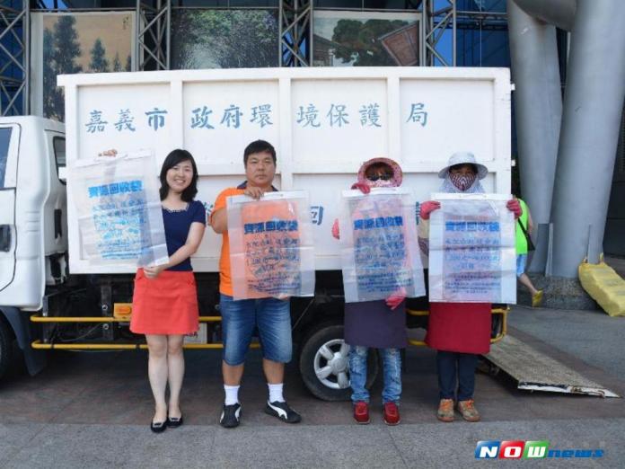 圖說：孫意惇科長\\(左1\\)宣導「資源回收袋舊袋換新袋」服務。（圖／記者郭政隆攝，2017.7.3）