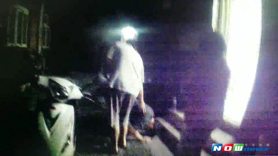 黃姓毒品通緝犯看到雙親，下跪磕頭懺悔請求原諒。（圖／竹北分局提供 , 2017.07.03）