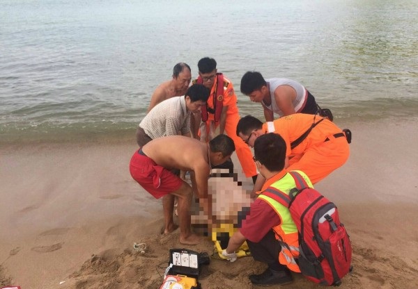 基隆海邊傳溺水案，男子送往醫院搶救（圖／社會中心翻攝）