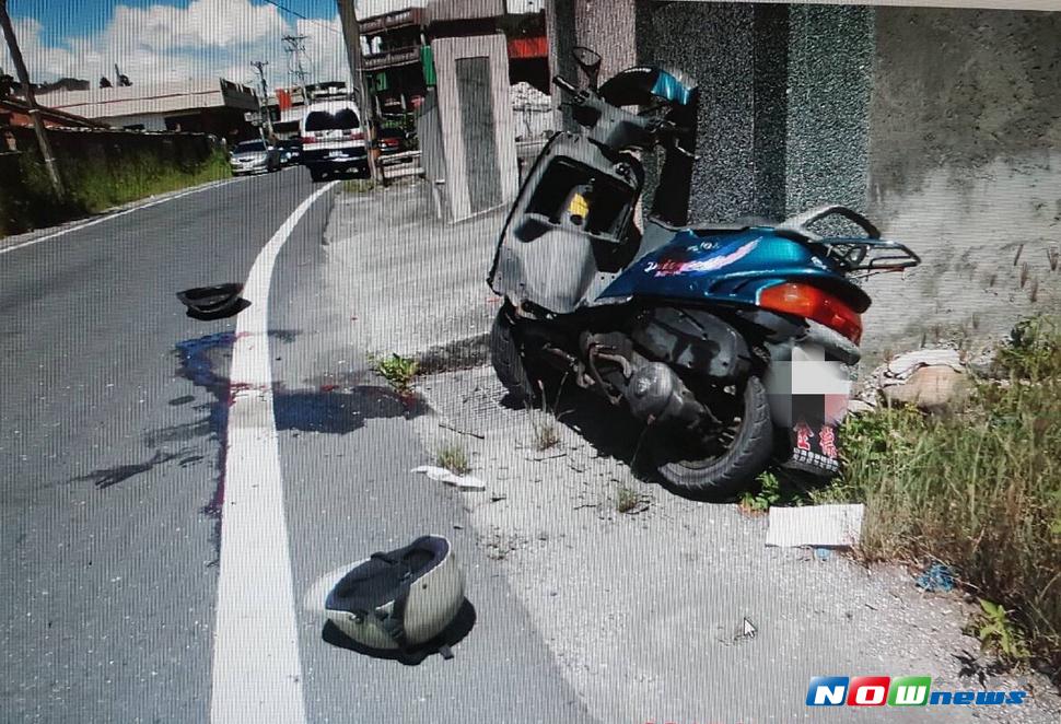 男子騎乘機車撞擊民宅水泥柱，車禍現場血跡斑斑，令人觸目驚心。（圖／記者蘇榮泉翻攝，2017.07.03）