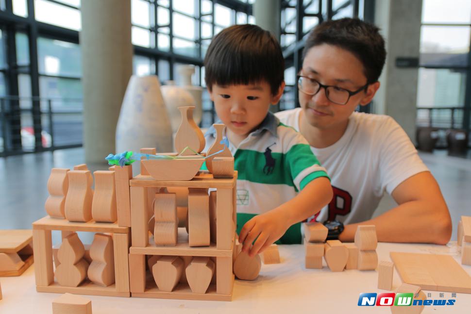 圖說，「燒陶疊窯樂」則是準備等比例縮小的鍋、碗、瓢、盆，讓大小朋友練習陶藝家排窯的技巧，疊得越穩越厲害。（圖／記者陳志仁攝，2017.07.03）