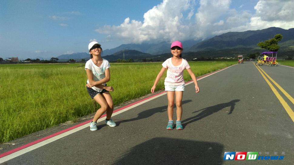 遠離3C產品保護眼睛；即日起至9月1日於各公園、綠地等選擇3個地點拍下活動照片，並黏於活動卡寄回衛生局，將可獲得限量精美小禮（圖／記者柳榮俊攝 , 2017.7.3）