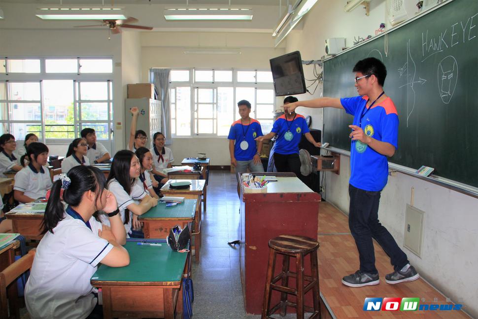 自紐約返台青年志工在課堂上與國中生以英語互動（圖／記者陳宗傑攝 , 2017.07.03）