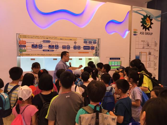 日月光集團高雄廠與佛光山寶華寺共同舉辦「寶華三好兒童夏令營」，吸引 150 名小小工程師體驗。（圖／日月光提供）