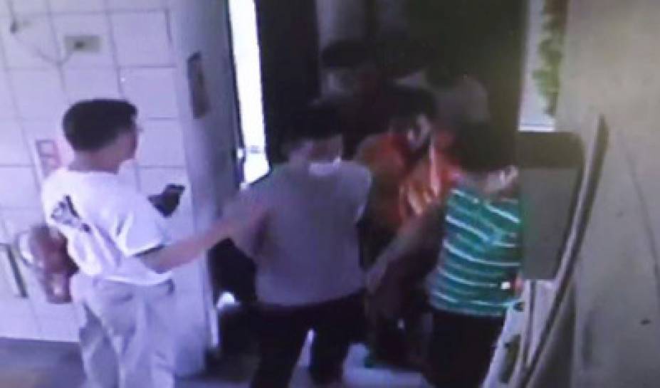 在軍情局擔任士官長的朱姓男子（前左2），1日與妻子發生口角，一氣之下竟拿強鹼液體朝對方潑去，隨即逃逸，造成妻子臉部、背部27%灼傷。士林地院今\\(3\\)日上午以涉犯重罪有逃亡之虞，裁定羈押。（翻攝照片）中央社記者朱則瑋傳真　106年7月2日