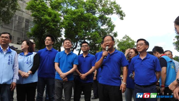 國民黨立院黨團總召帶領黨團成員向立院外的抗議群眾喊話，對於前瞻計畫審查，林德福表示，會堅持到底。（圖／記者戴祺修攝,2017.07.03）