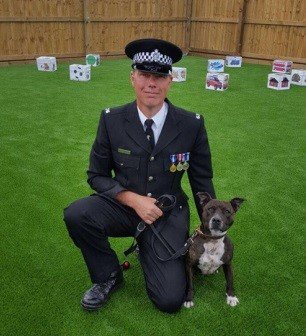 圖右這隻小狗，就是從流浪狗變成警犬的羅西（Roxy）（圖／翻攝自威爾特警察局 Wiltshire Police）