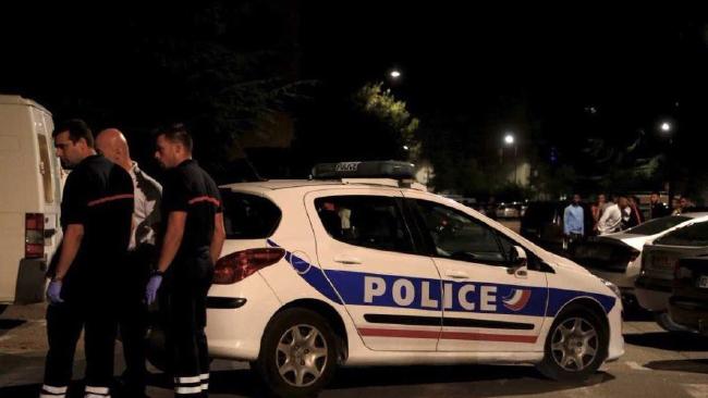 法國東南部城市亞維儂在當地時間2日晚上發生槍擊案，導致8人受傷。圖為警方在現場進行調查。（圖／翻攝自news.com.au）