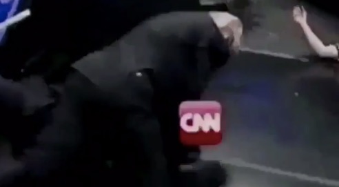 本月2日間，美國總統川普在推特上傳了一段長約28秒的「嘲弄影片」，影片中可見，川普他連續出拳毆打一名臉上戴著有線電視新聞網CNN標誌的男子，將他擊倒在地。（圖／翻攝自推特 , 2017.07.03）