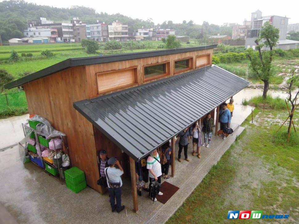 竹市華德福獲國家卓越建設獎金質獎，吸引南投建築師參訪。（記者陳志偉攝，2017.07.02）