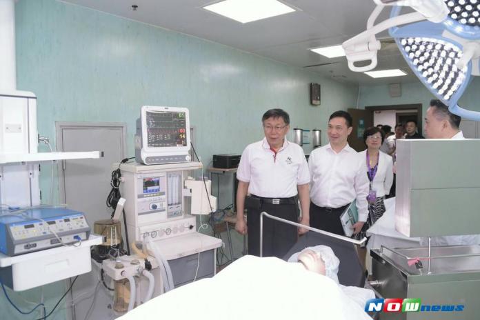 台北市長柯文哲前往上海第六人民醫院，觀摩骨科名醫張長青進行膝關節置換手術。（圖／北市府提供，2017.7.2）