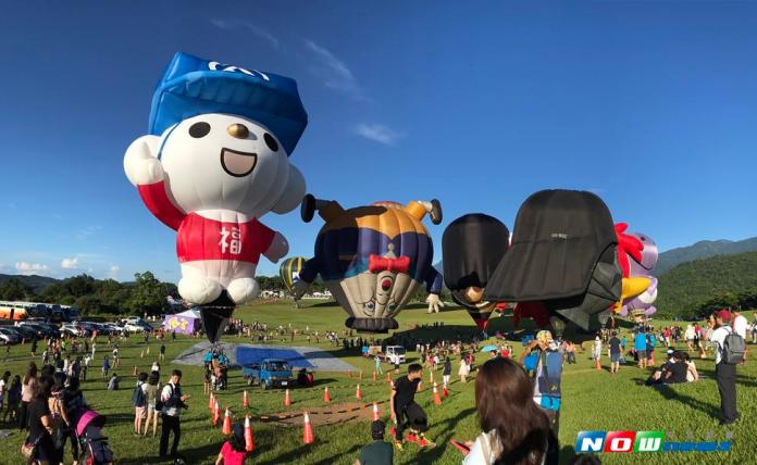 全台灣第一個製作造型球全聯實業，打造M-77規格的「福利熊造型球熱氣球」，高度可達21公尺，約7層樓高，處女秀就在台東鹿野高台亮相，吸睛指數破表，讓現場遊客拍個不停。（圖／全聯實業提供，2017.07.02）