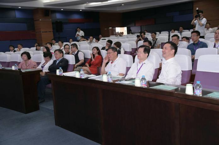 台北市長柯文哲巡視青年分論壇，並將在近期再次組團前來學習，互相交流。（圖／北市府提供，2017.7.2）
