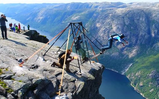 最近，挪威掀起了一股最新的花式跳傘花樣，那就是在高達1110公尺的謝拉格山上，被鞦韆甩飛出去！（圖／國際中心翻攝）