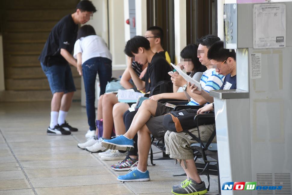大學指考第一天，學生在試場外複習。（圖／記者陳明安攝，2017.07.01）