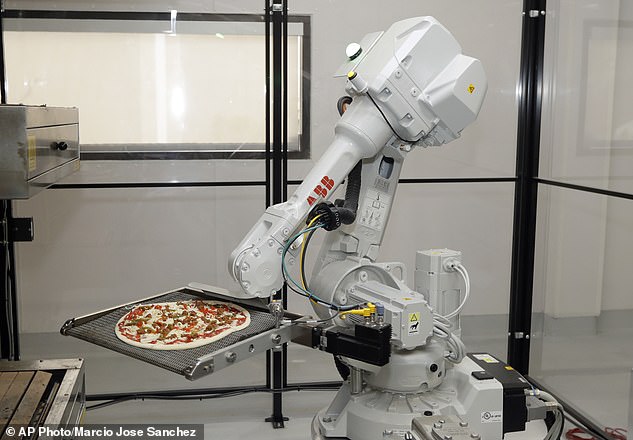 ▲披薩專賣店引進瑞士ABB公司的工業機器人，協助製作披薩。（圖／翻攝自每日郵報）
