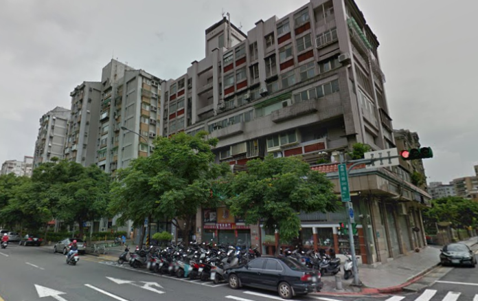台北市基河路一棟大樓6樓傳出疑似家暴案件，一名年約30歲的女子遭潑灑強鹼氫氧化鈉，頭部及上半身有27%二度灼傷送醫。（圖／翻攝自Google map）