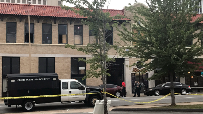 美國阿肯色州一間夜店在當地時間1日淩晨傳出槍擊案，目前警方正在現場進行調查。（圖／達志影像／美聯社）
