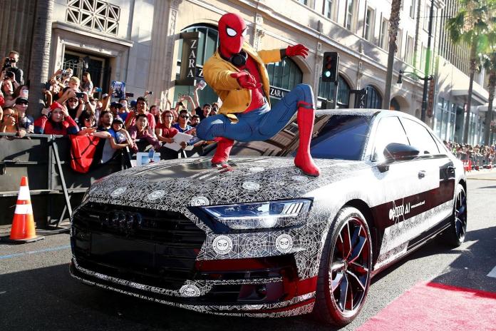 為搶高階汽車市場， Audi 與漫威電影《蜘蛛人：返校日》合作，將新產品 Audi A8 融入電影中，也秀出全新自動駕駛技術。（圖／Audi提供）