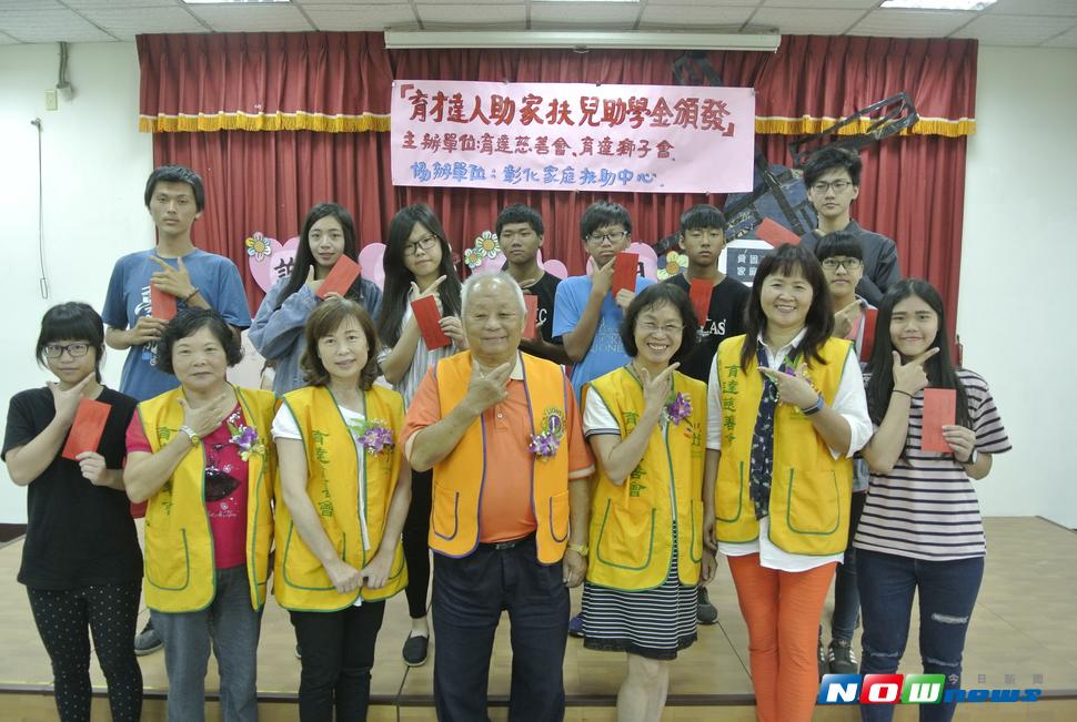 彰化家扶中心二林服務處辦理「育才達人助家扶兒獎助學金」頒獎典禮，家扶兒也認真的秀出技能學習成果。（圖／記者陳雅芳攝，2017.7.1）