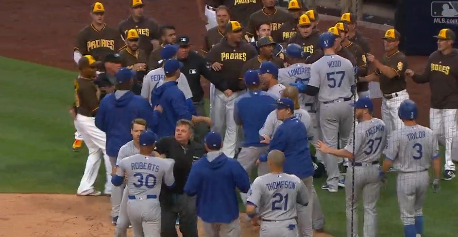 道奇、教士因為偷看暗號問題而爆發衝突。（圖／擷取自大聯盟官方影片）