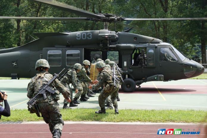 UH-60M黑鷹直升機實施物資運補演練。（圖／記者呂烱昌攝 , 2017.7.1）