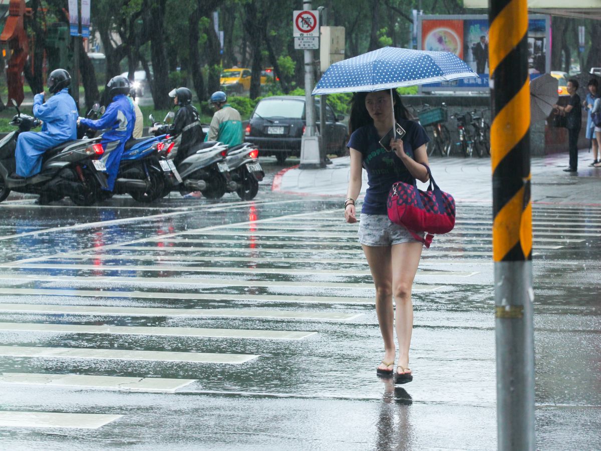 ▲西南風影響，彰化以南民眾，上班時段要留意較大雨勢，午後台北也有大雨。（圖／NOWNEWS資料照）